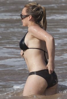 Хилари Дафф в купальнике на пляже Тихого океана, 24.06.2009