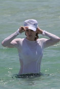 У Мадонны видно грудь сквозь мокрую одежду на пляже