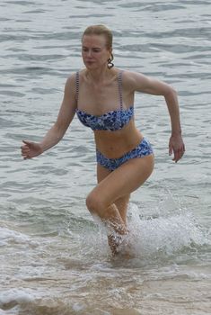 Николь Кидман в бикини отдыхает на пляже Балморал, 2016