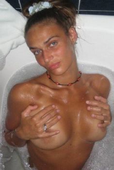 Сексуальная Алена Водонаева обнажилась в ванне