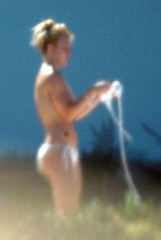 Бритни Спирс отдыхает топлесс на пляже