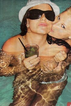 Бритни Спирс оголила грудь в бассейне, 06.08.2007