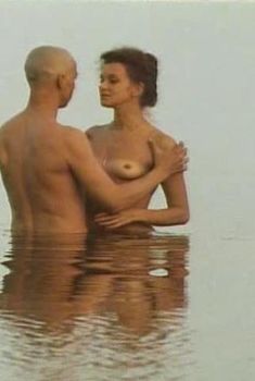 Страстная Анна Терехова оголила грудь и попу в фильме «Все то, о чем мы так долго мечтали», 1997
