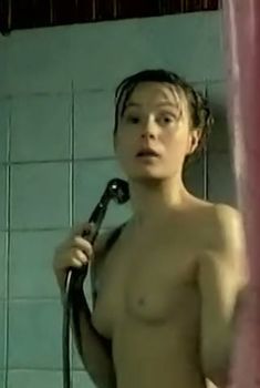 Голая грудь Аллы Югановой в сериале «Женить миллионера!», 2010