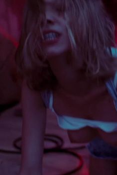 Марина Васильева показала голые грудь и попу в фильме «Как меня зовут», 2014