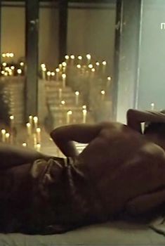 Татьяна Скороходова оголила грудь в фильме «Наш человек в Сан-Ремо», 1990