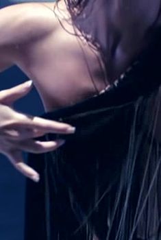 Страстная Елизавета Боярская засветила голую грудь в фильме «Не скажу», 2010