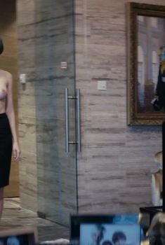 Упругая голая грудь Юлии Снигирь в фильме «Про Любовь», 2015