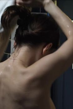 Красивая Эмилия Спивак слегка засветила грудь в сериале «Процесс», 2013