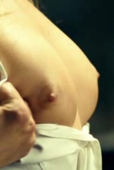 Красивая голая грудь Оксаны Акиньшиной в фильме «Я», 2009