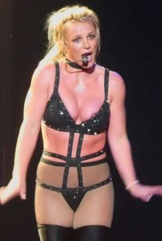 Сосок Бритни Спирс выпал из эротического костюма на концерте, 2018