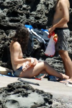 Красотка Кира Найтли топлесс на пляже в Италии, 2018