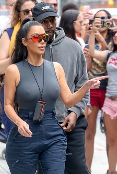 Аппетитные соски Ким Кардашьян в обтягивающем наряде на улицах Нью-Йорка, 18.06.2018
