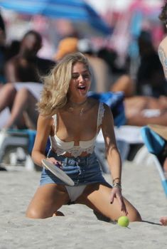 Красивая грудь Кьяры Ферраньи выпала из купальника на пляже Майами, 2016