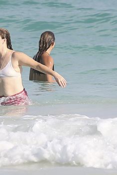 Торчащие соски Дрю Бэрримор в купальнике на пляже Майами, 12.11.2016