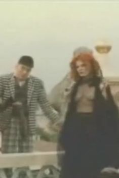 Александра Захарова показала голую грудь в фильме «Мастер и Маргарита», 1994