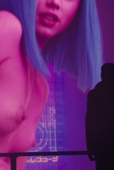 Ана де Армас оголила грудь и попу в фильме «Бегущий по лезвию 2049», 2017