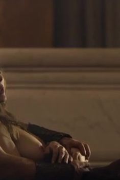 Белла Дэйн показала голую грудь в сериале «Падение Трои», 2018
