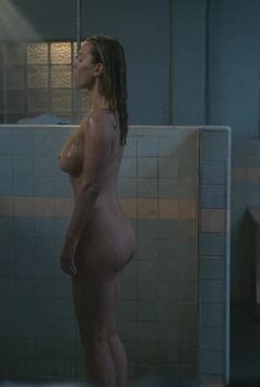 Полностью голая Бетти Гилпин в сериале «Блеск», 2017