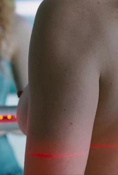 Голая грудь Карлы Синьорис в фильме «Женщины против мужчин», 2015