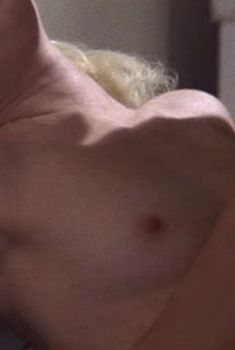 Голая грудь Ларисы Хуснуллиной в фильме «Немой свидетель», 1994