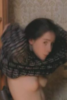 Голая грудь Ольги Сутуловой в сериале «Зал ожидания», 1998