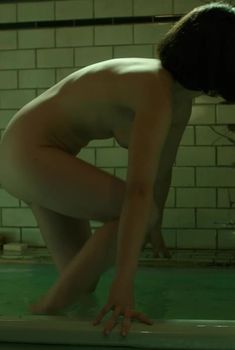 Полностью голая Салли Хокинс в фильме «Форма воды», 2017