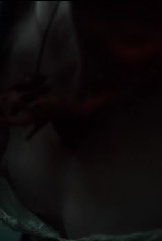 Хани Фюрстенберг засветила грудь в сериале «Американские боги», 2017