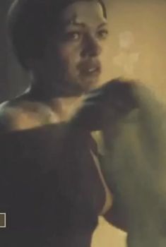 Элле Кулль показала голую грудь в фильме «Цену смерти спроси у мертвых», 1977