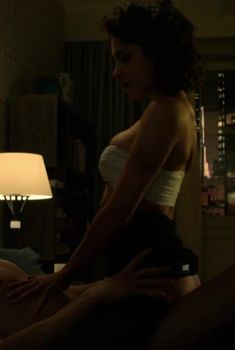 Эмбер Роуз Рева оголила грудь и попу в сериале «Каратель», 2017
