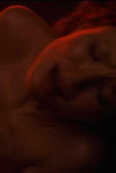 Голая грудь Эмили Браунинг в сериале «Американские боги», 2017