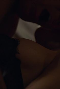 Эсси Дэвис засветила грудь в сериале «Электрические сны Филипа К. Дика», 2017