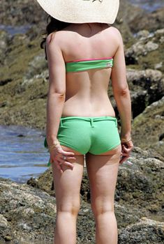 Возбуждающая задница Кейт Бекинсейл в зеленом купальнике