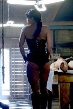 Джина Карано в корсете в сериале «Почти человек», 2013