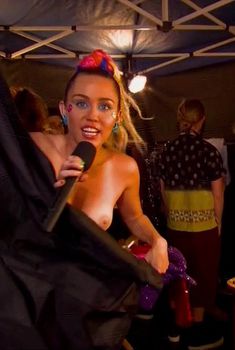 Майли Сайрус засветила грудь на премии MTV Video Music Awards, 2015