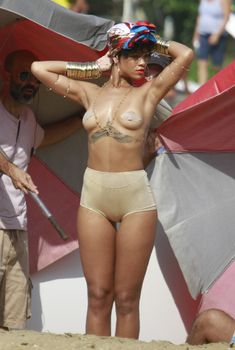 Голая грудь Рианны на фотосессии в Рио, 2014
