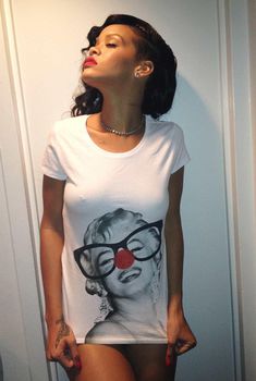 Рианна показывает сосок с пирсинг в смешной футболке, 2013