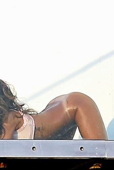 Голая попка Рианны на фотосессии в Голливуде, 2014