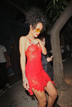 Рианна засветила грудь в красном платье возле клуба Hooray Henry's, Июль 2014