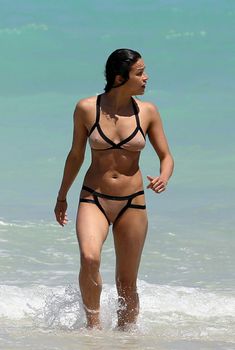 Сексапильная Мишель Родригес в мокром купальнике в Майями, Апрель 2013