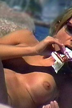 Голая грудь Дженнифер Энистон на пляже в Мексике, 1999