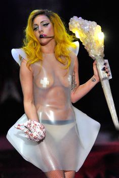 Леди Гага на концерте с заклеенными сосками, 2011