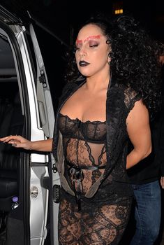 Леди Гага в сексуальном наряде возле паба, Октябрь 2014