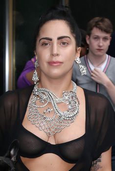 Леди Гага в прозрачном лифчике в Нью-Йорке, 12.06.2014