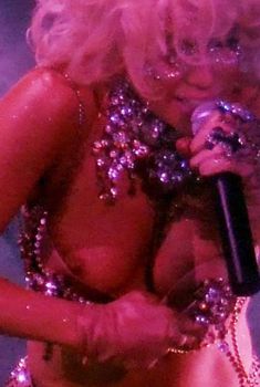 Леди Гага показала голую грудь на сцене, Июль 2009
