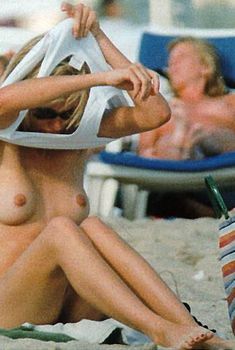 Камерон Диаз оголила грудь на пляже