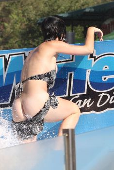 Голая попа Кэти Перри в аквапарке, 12.08.2012
