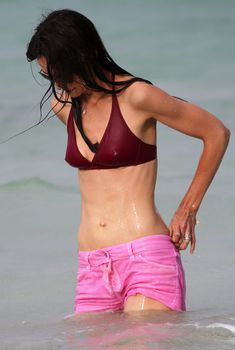 Торчащие соски Кэти Холмс в красном купальнике в Майями, 11.07.2011
