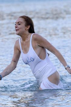 Горячая Линдси Лохан в мокром купальнике на пляже в Миконосе, 03.07.2016