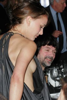Натали Портман засветила грудь на ужине в Нью-Йорке, 2007